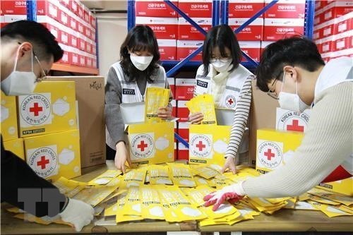 Hàn Quốc phạt nặng các hành vi đầu cơ, tăng giá khẩu trang - Anh 2