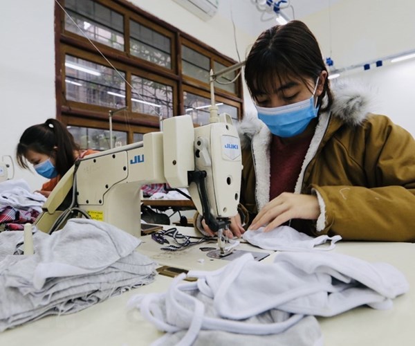 Doanh nghiệp dệt may khẩn trương sản xuất khẩu trang phòng dịch nCoV - Anh 1