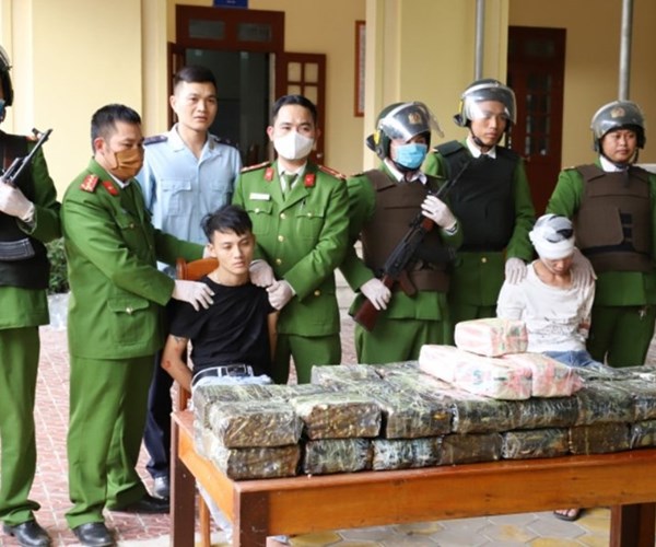 Chặn bắt 2 đối tượng dùng ôtô vận chuyển 45kg ma túy - Anh 1
