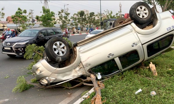 TP.HCM: Xe bán tải lật ngửa sau khi tông ô tô, 5 người bị thương - Anh 1