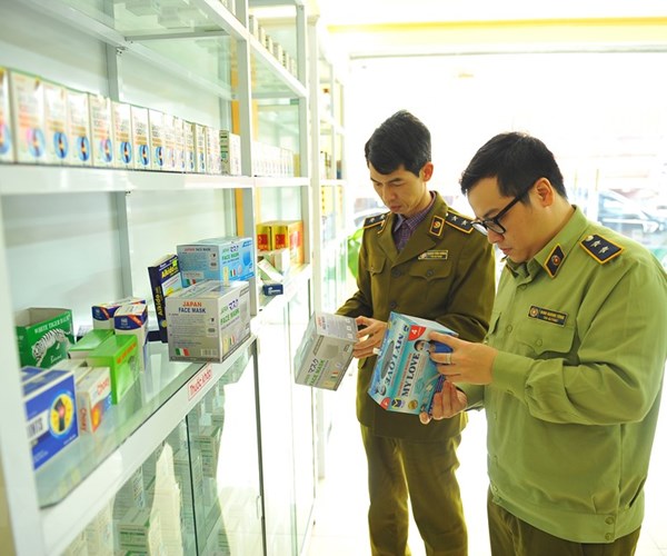 Hưng Yên phạt các cơ sở đẩy giá bán khẩu trang, nước rửa tay - Anh 1