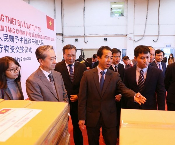 Việt Nam tặng trang thiết bị y tế trị giá 500.000 USD cho Trung Quốc - Anh 1