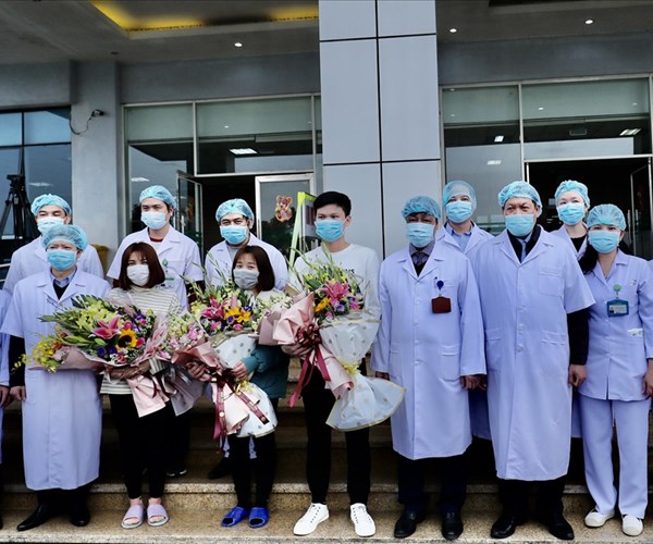 Hình ảnh đầu tiên về 3 bệnh nhân nhiễm virus corona được xuất viện - Anh 2