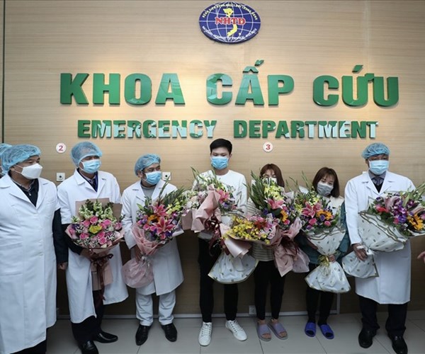 Hình ảnh đầu tiên về 3 bệnh nhân nhiễm virus corona được xuất viện - Anh 1