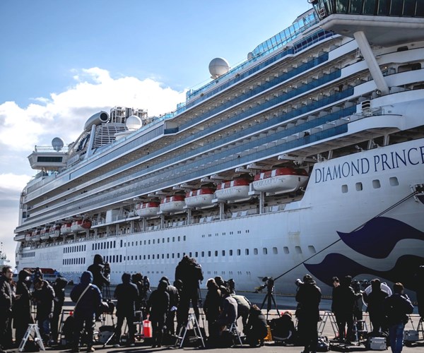Cân nhắc việc xét nghiệm tất cả 3.700 người trên tàu Diamond Princess - Anh 1