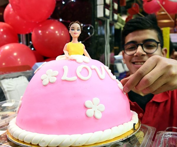 Hinh anh the gioi ngap banh va hoa chao don ngay le tinh yeu Valentine - Anh 1