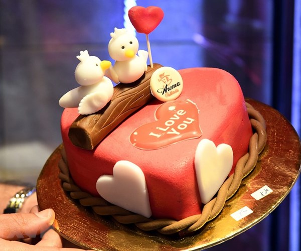 Hinh anh the gioi ngap banh va hoa chao don ngay le tinh yeu Valentine - Anh 2