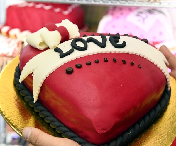 Hinh anh the gioi ngap banh va hoa chao don ngay le tinh yeu Valentine - Anh 3