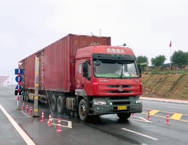 Lô hàng đầu tiên thông quan trở lại qua cầu Bắc Luân 2-Móng Cái - Anh 1