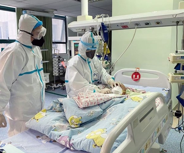 Trung Quốc chi hàng tỷ USD cải thiện điều kiện làm việc của ngành y tế - Anh 1