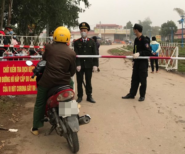 Cơ sở y tế kết hợp với công an quản lý chặt người nhiễm Covid-19 - Anh 1