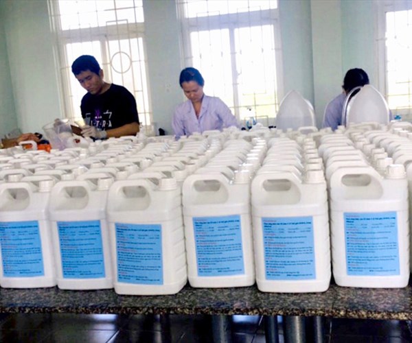 Đại học Kiên Giang: Sản xuất, tặng 700 lít dung dịch rửa tay miễn phí - Anh 1