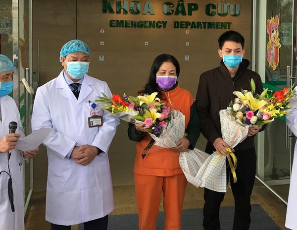 Hai bệnh nhân người Vĩnh Phúc chiến thắng Covid-19 ra viện - Anh 1