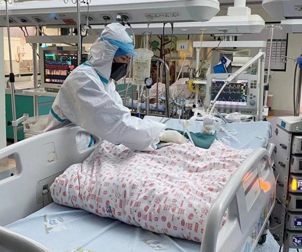 Số ca nhiễm Covid-19 tại Hàn Quốc tăng gấp đôi sau 1 ngày - Anh 1