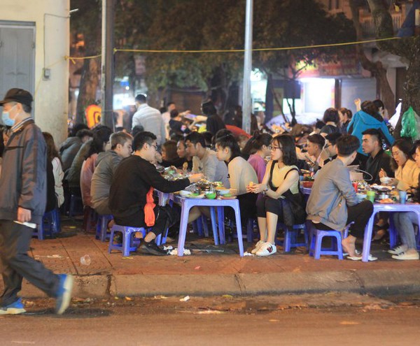 Hà Nội: Nhiều người vẫn chủ quan, lơ là phòng dịch Covid-19 - Anh 2