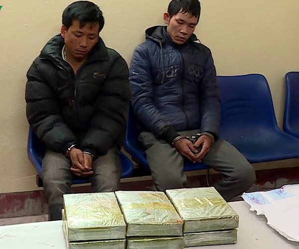 Bắt quả tang 2 đối tượng mua bán 6 bánh heroin - Anh 1