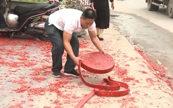 Triệu tập một số người liên quan vụ đốt pháo đám cưới ở Sóc Sơn - Anh 1