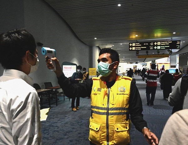 Indonesia xử phạt hành vi phát tán thông tin của bệnh nhân Covid-19 - Anh 1