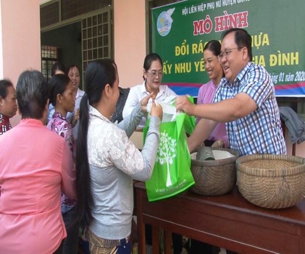 Đổi rác thải nhựa lấy nhu yếu phẩm để bảo vệ môi trường - Anh 1