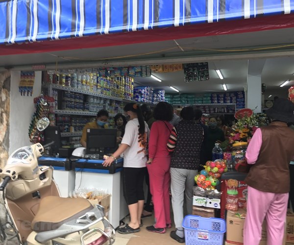 Bộ Công Thương yêu cầu tăng cường nguồn cung các mặt hàng thiết yếu - Anh 2