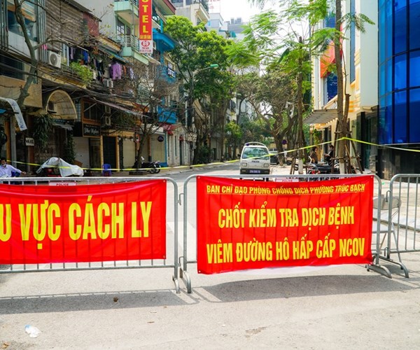 Khu cach ly Truc Bach sau 2 ngay cong bo ca nhiem Covid-19 - Anh 1