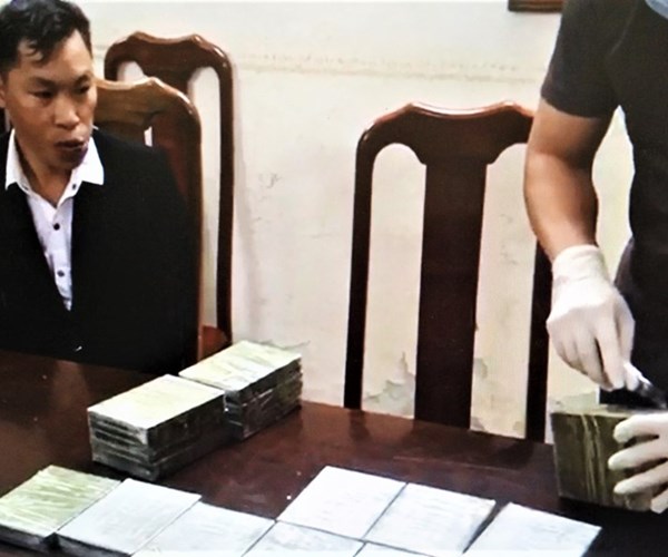 Công an Hà Nội bắt 3 đối tượng, thu 20 bánh heroin - Anh 1