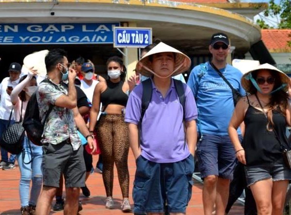 Tiền Giang tạm dừng đón khách nước ngoài trên phạm vi toàn tỉnh - Anh 1