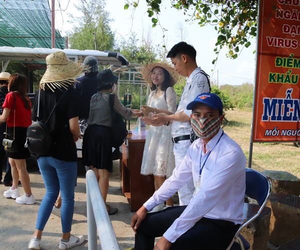 Phú Yên tạm dừng hoạt động tham quan trên địa bàn toàn tỉnh - Anh 2