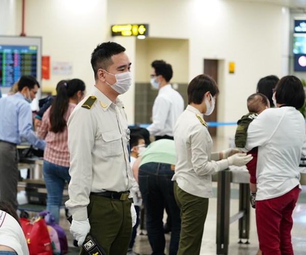 3 khách ngoại mang gần 30.000 khẩu trang định bay sang Thái Lan - Anh 2