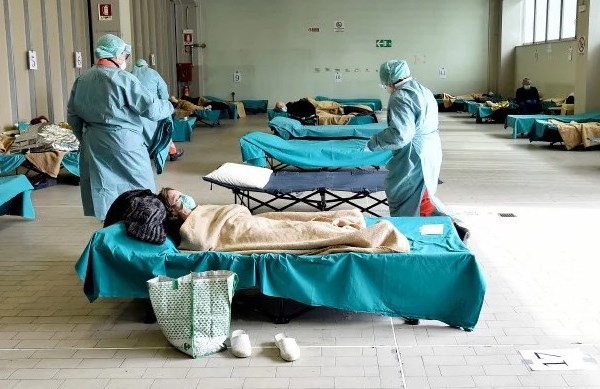 Covid-19: Châu Âu oằn mình chống dịch với nhiều ca tử vong mới - Anh 1