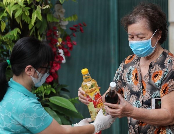 Ấm áp tình người giữa đại dịch Covid-19 - Anh 1