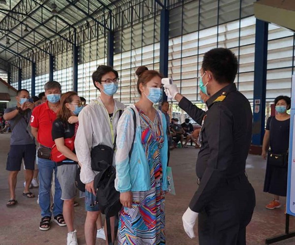 Thái Lan siết chặt nhập cảnh, miễn phí điều trị cho người nước ngoài - Anh 1