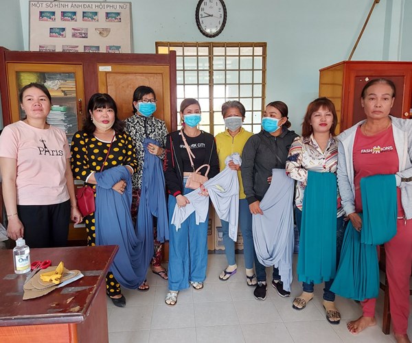 May khẩu trang phát miễn phí phòng, chống dịch Covid-19 - Anh 1