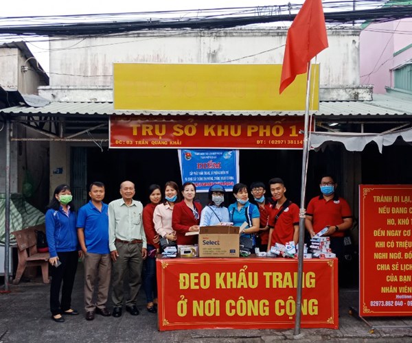 May khẩu trang phát miễn phí phòng, chống dịch Covid-19 - Anh 2