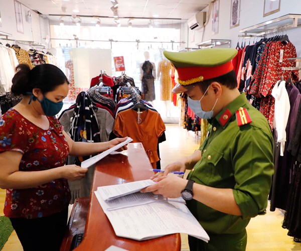 Ha Noi: Cac ho kinh doanh ung ho quyet dinh tam dung hoat dong - Anh 14