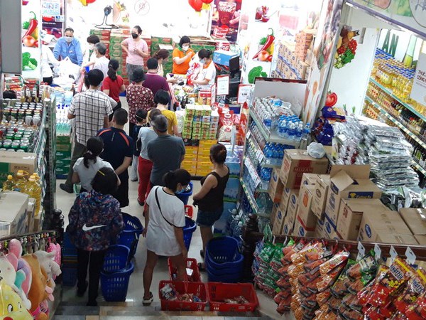 Dịch Covid-19: Hàng hóa tại Hà Nội dồi dào, dân không cần tích trữ - Anh 1