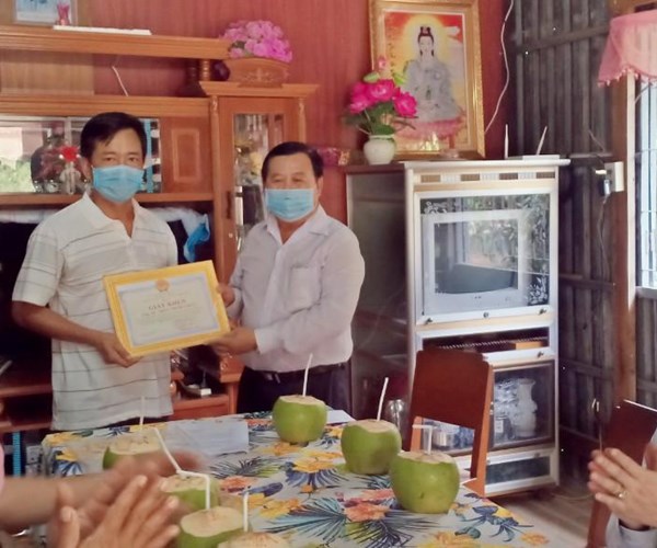 Trao giấy khen cho gia đình tạm hoãn đám cưới để phòng dịch Covid-19 - Anh 1