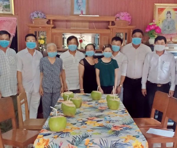 Trao giấy khen cho gia đình tạm hoãn đám cưới để phòng dịch Covid-19 - Anh 3