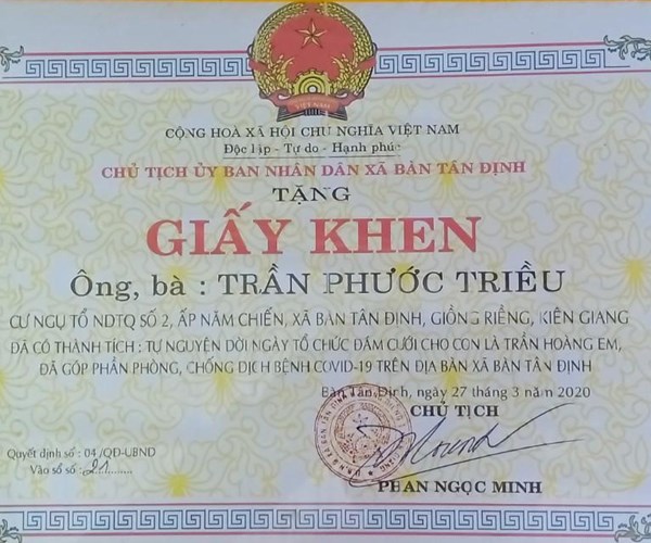 Trao giấy khen cho gia đình tạm hoãn đám cưới để phòng dịch Covid-19 - Anh 2