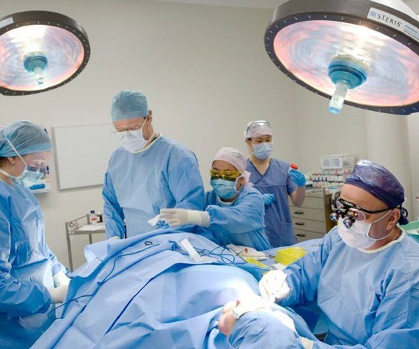 Australia kêu gọi nhân viên y tế nghỉ hưu hỗ trợ đối phó Covid-19 - Anh 1