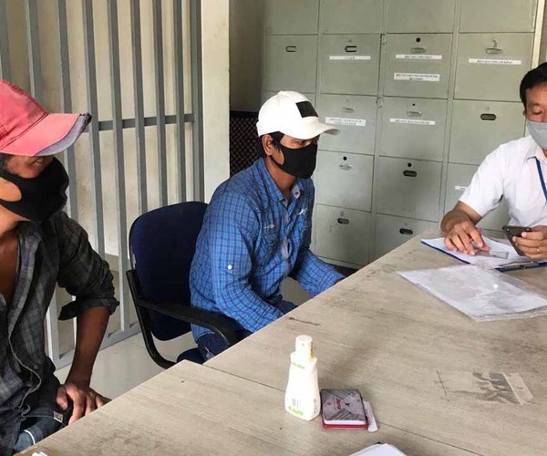 2 thanh niên bị xử phạt 400 ngàn đồng vì không đeo khẩu trang - Anh 1