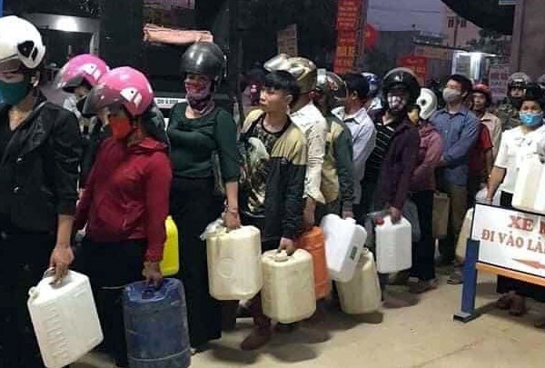 Bộ Công Thương: Xăng dầu không thiếu, người dân không mua tích trữ - Anh 1
