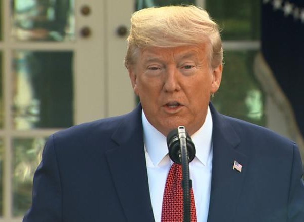 Trump khuyến khích người dân đeo khẩu trang phòng tránh Covid-19 - Anh 1