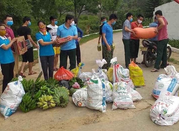 Cụ bà ủng hộ 50.000 đồng từ tiền bán gà để chống Covid-19 - Anh 3