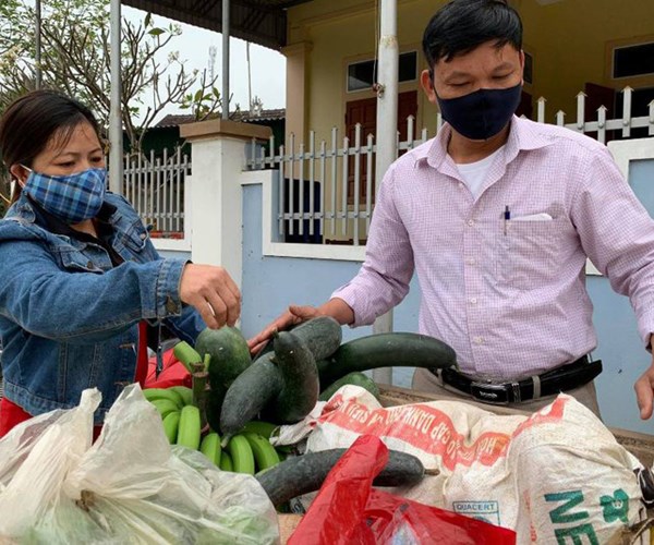 Cụ bà ủng hộ 50.000 đồng từ tiền bán gà để chống Covid-19 - Anh 2