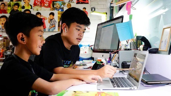 Dạy – học trực tuyến bậc tiểu học: Khó cho cả học sinh và phụ huynh - Anh 1