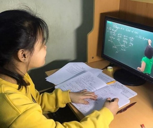 Dạy – học trực tuyến bậc tiểu học: Khó cho cả học sinh và phụ huynh - Anh 2