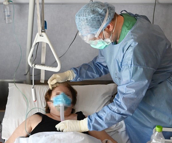 Italia: Ngày càng nhiều nhân viên y tế trở thành nạn nhân của Covid-19 - Anh 1