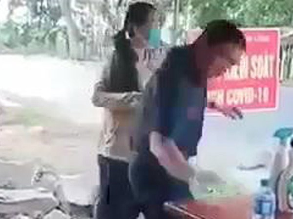 Bình Phước: Đình chỉ công tác lãnh đạo huyện quát tháo tại chốt kiểm dịch - Anh 1