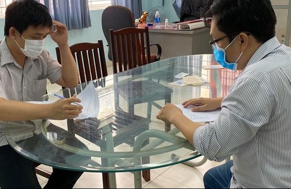 Triệu tập 2 vợ chồng thu mua sổ BHXH trục lợi bất chính - Anh 1